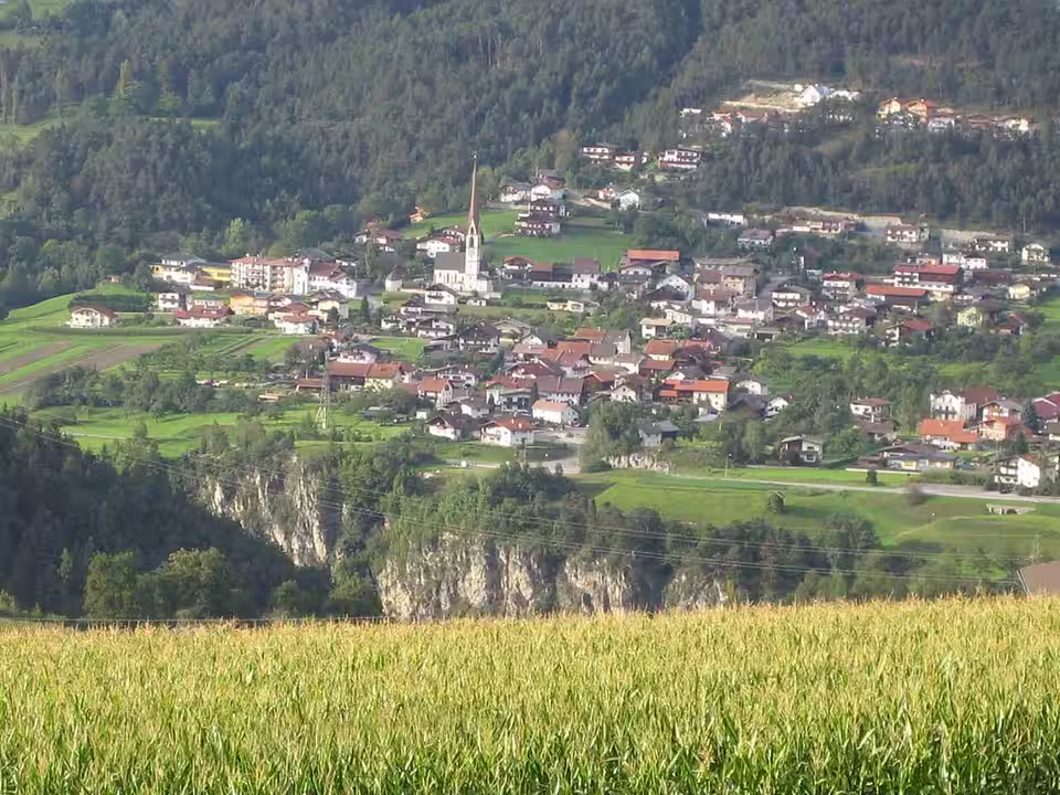 Karres mit Kirche oberhalb der Felskante