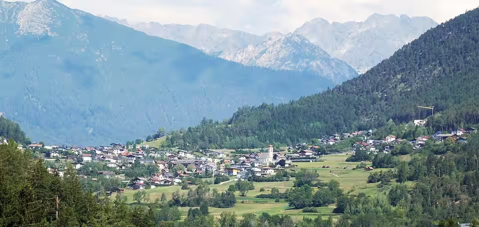 Blick auf Karrösten und die umliegenden Berge
