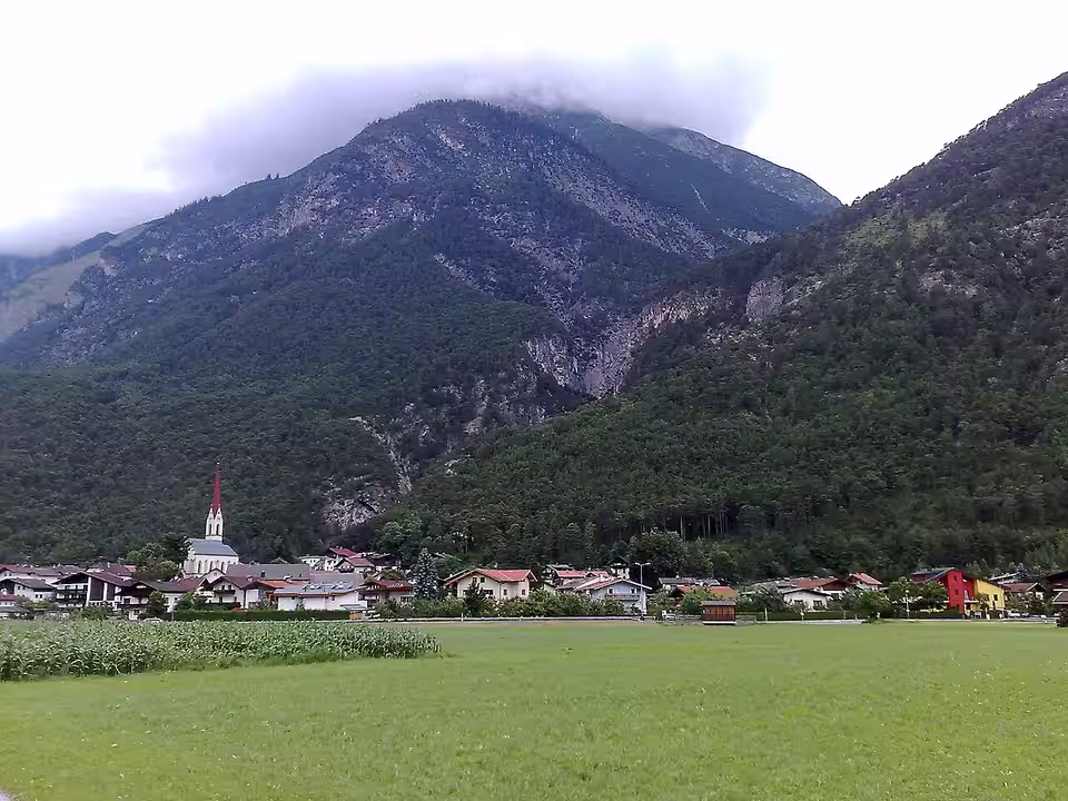 Mils bei Imst mit Kirche hinter grünen Wiesen
