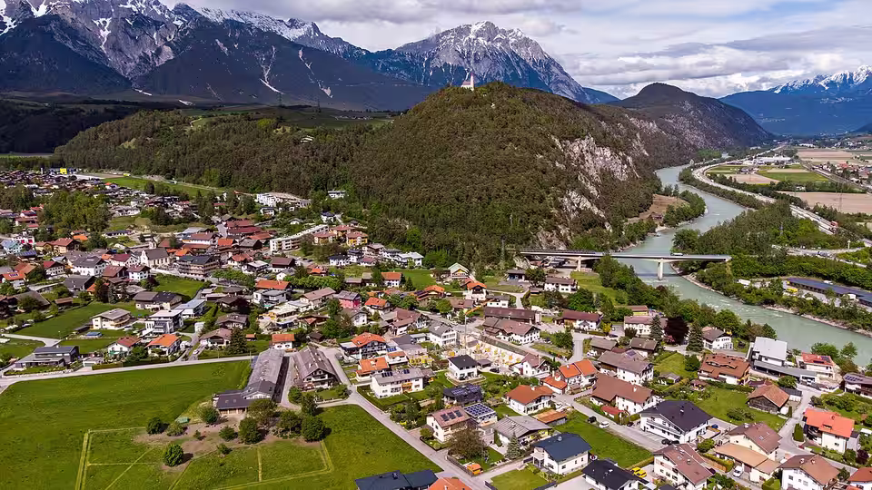 Luftaufnahme von Mötz und dem Inntal
