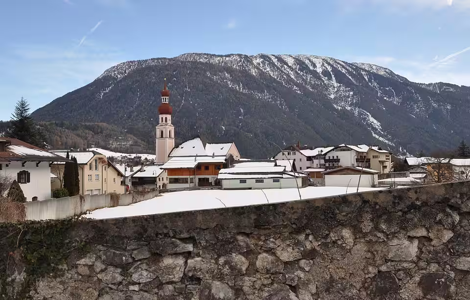 Nassereith mit Kirche im Winter