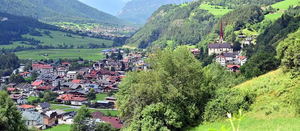Blick vom Kalvarienberg auf Oetz mit Pfarrkirche und Widum