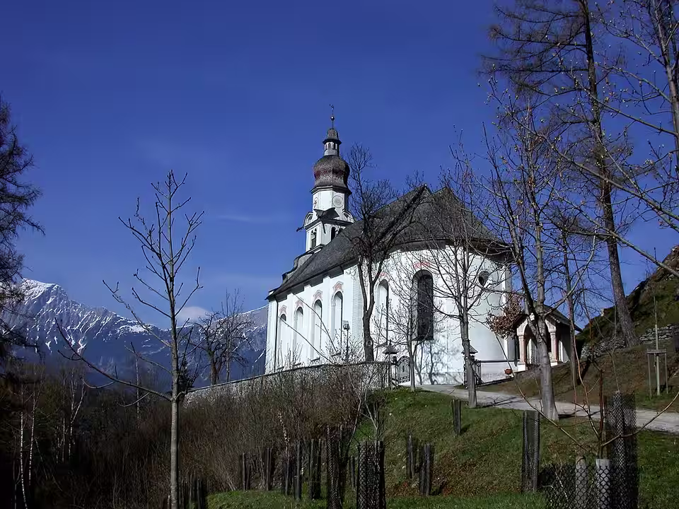Sankt-Antonius-Kirche oberhalb von Rietz