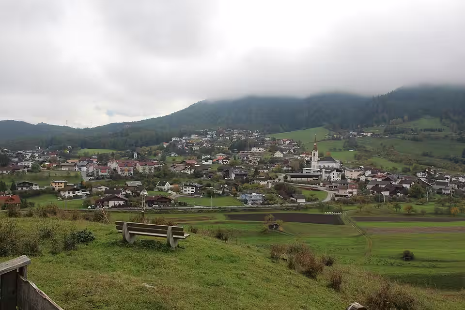 Blick auf Roppen vom Hang bei der Freinlekapelle