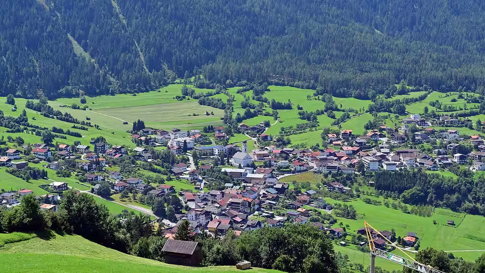 Blick auf Sautens mit Kirche und umliegenden Wiesen