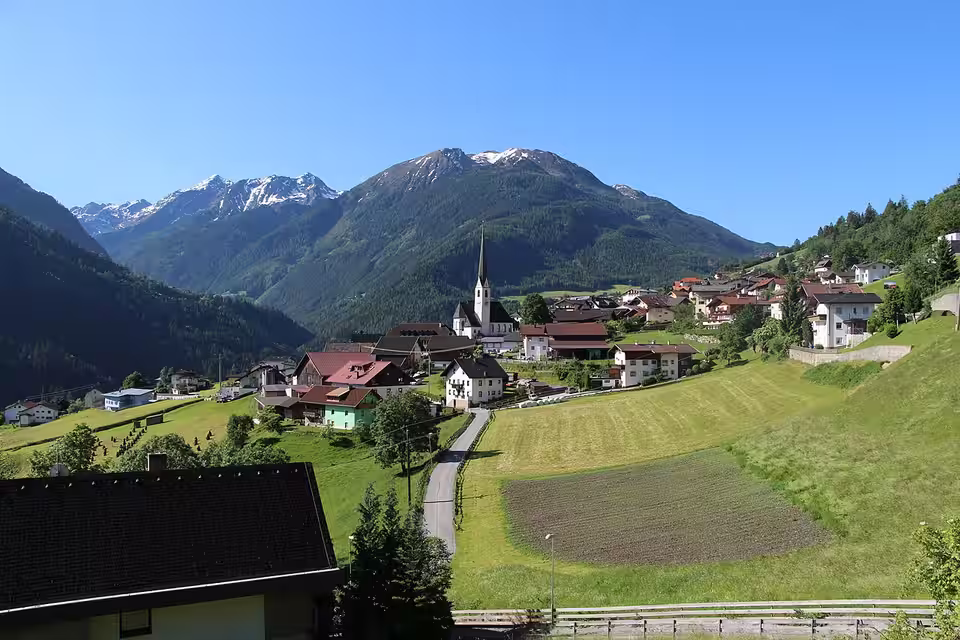 Wenns mit Kirche, Häusern und Wiesen vor der Bergkulisse