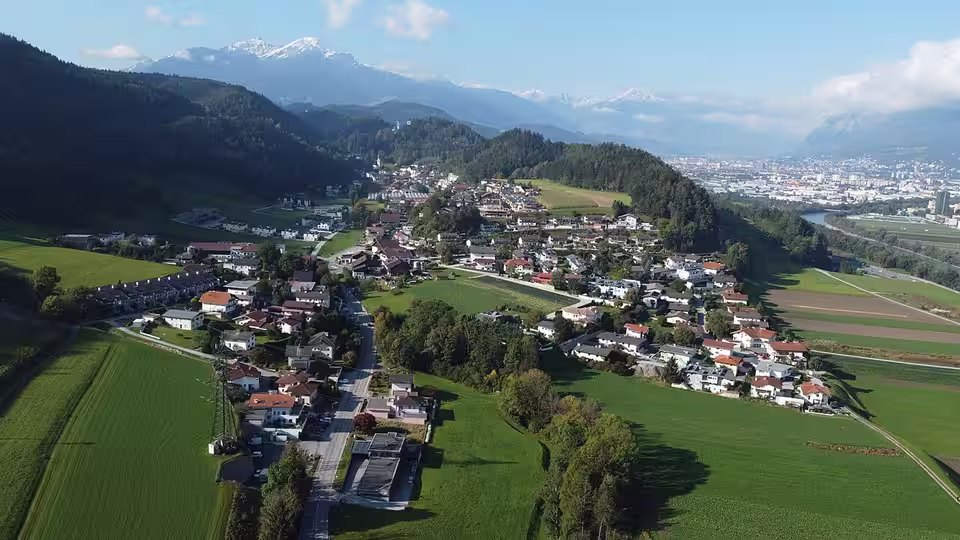 Luftaufnahme von Ampass mit Agenbach, Dorf und den Kirchen