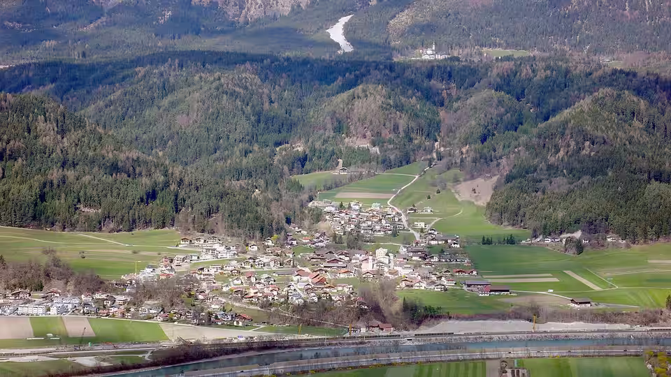 Baumkirchen am Fuß des Berghangs im Inntal