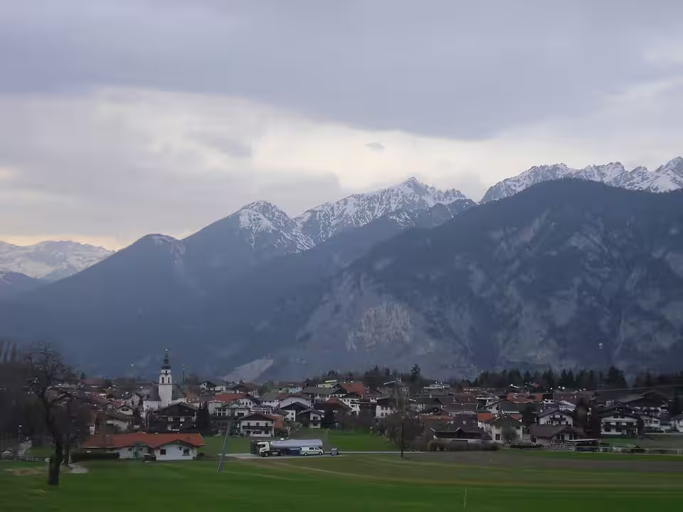 Birgitz mit Pfarrkirche vor der Bergkulisse