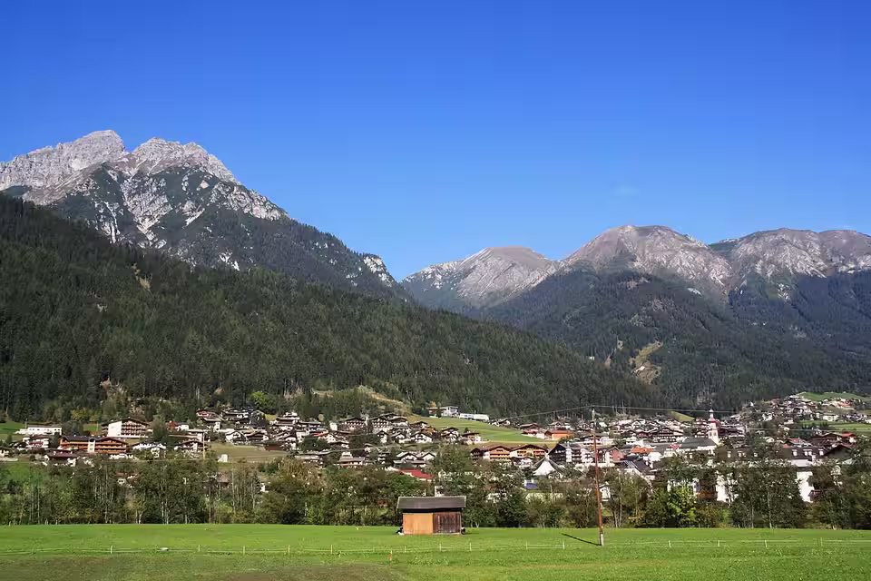 Fulpmes im Stubaital mit Kirche und umliegenden Bergen