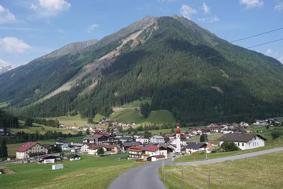 Gries im Sellrain mit Kirche vor dem bewaldeten Berg