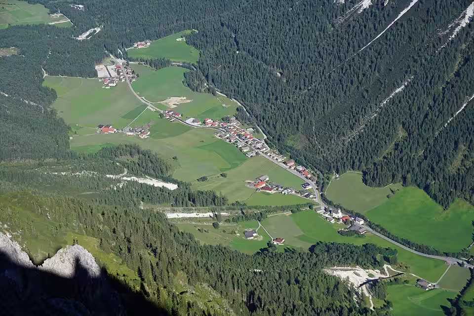 Blick oberhalb der Innsbrucker Hütte auf Gschnitz