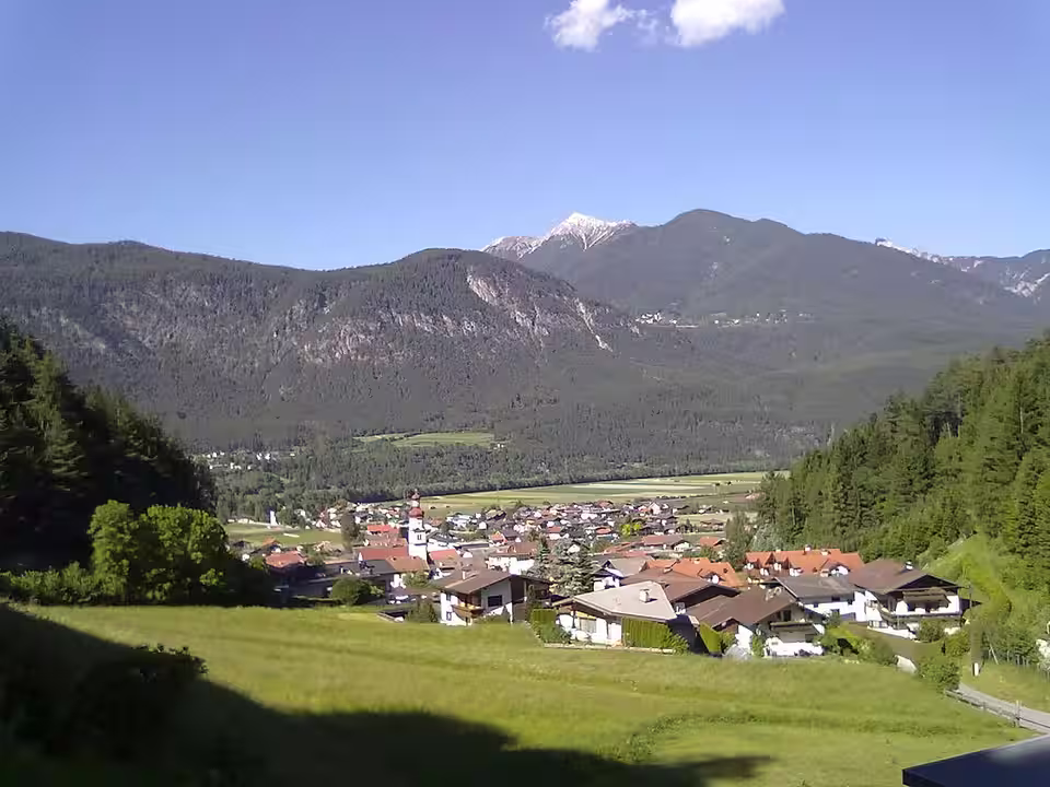 Hatting mit Kirche und Häusern vor der Bergkulisse
