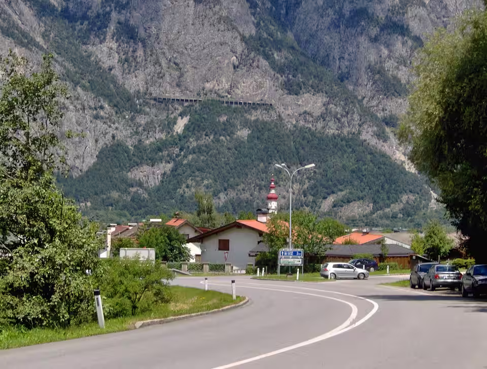 Straße nach Kematen in Tirol mit Kirche im Hintergrund