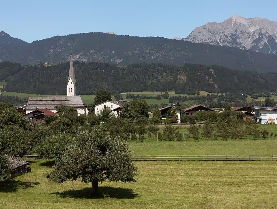 Pfarrkirche Mariä Heimsuchung in Kolsass mit Bergkulisse
