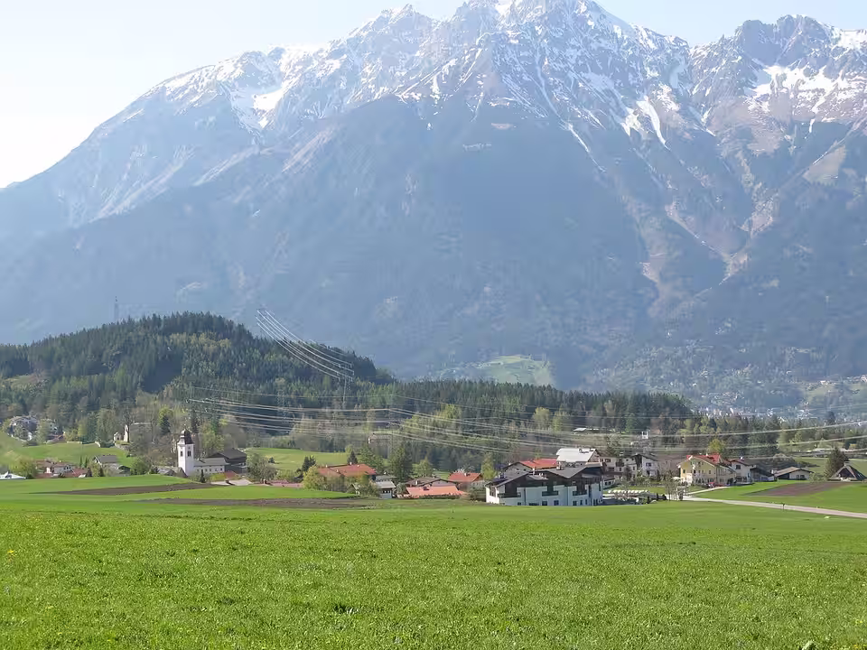 Lans mit Wiesen und der Nordkette im Hintergrund