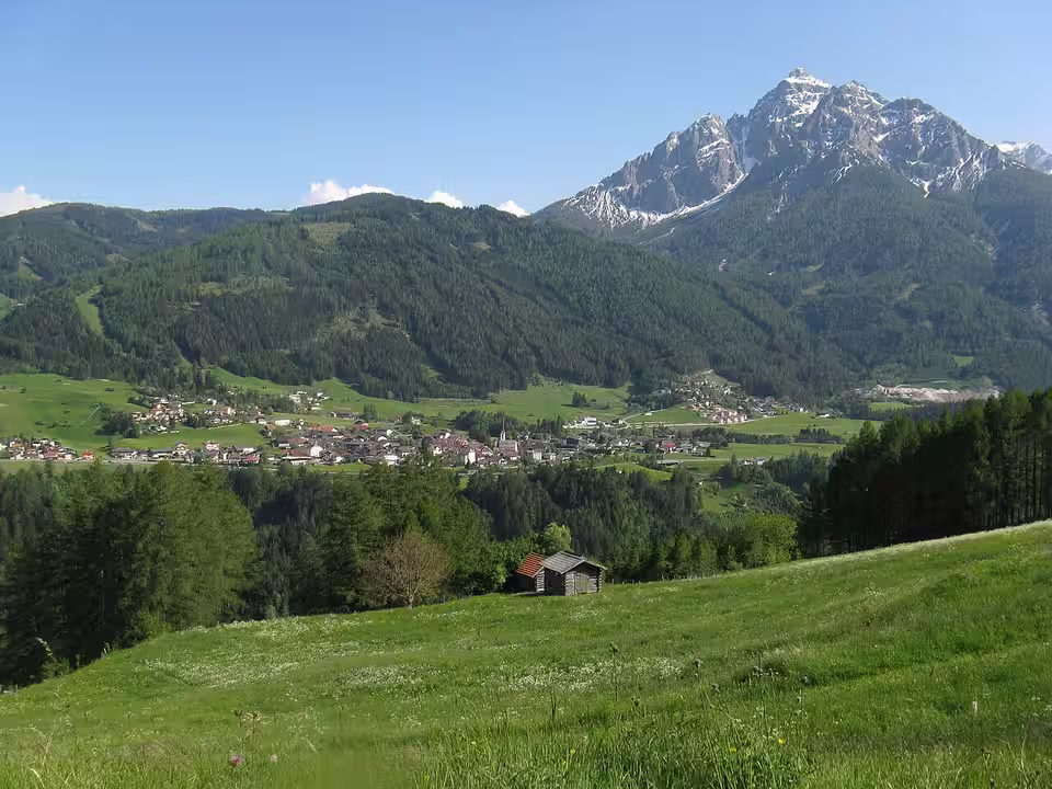 Mieders im Stubaital mit der Serles im Hintergrund