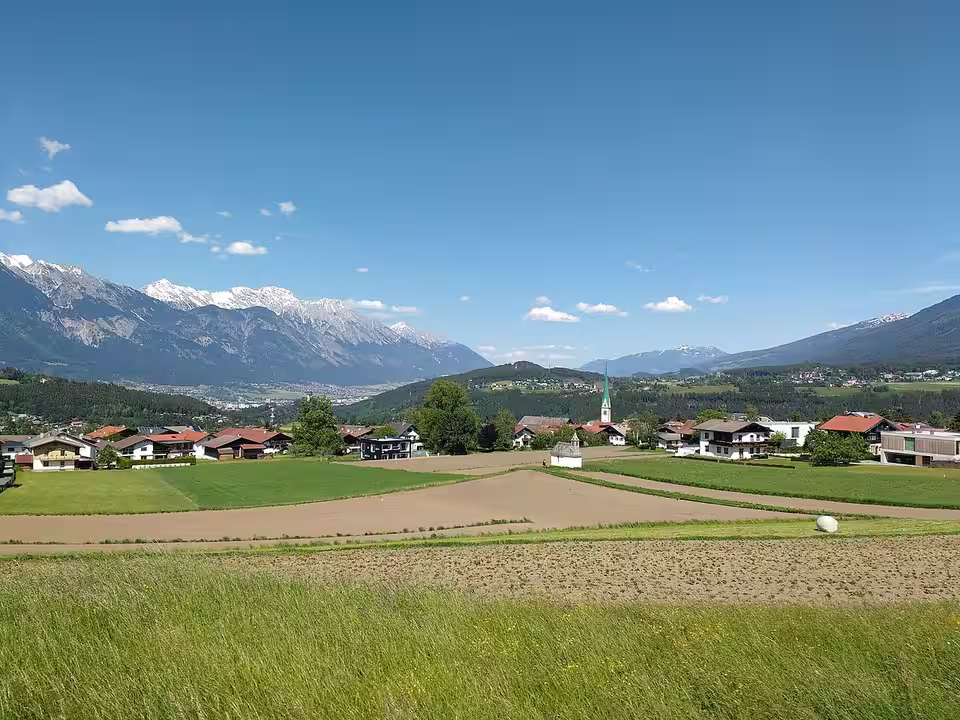 Blick über Felder auf Mutters mit der Nordkette im Hintergrund