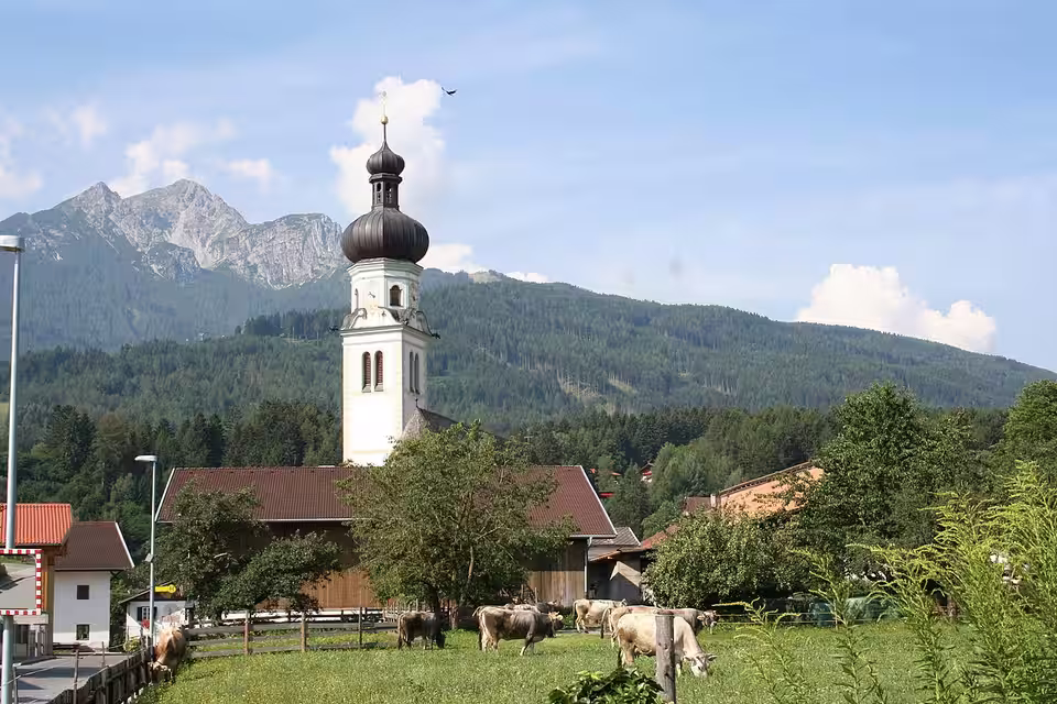 Pfarrkirche Sankt Michael in Natters vor der Bergkulisse