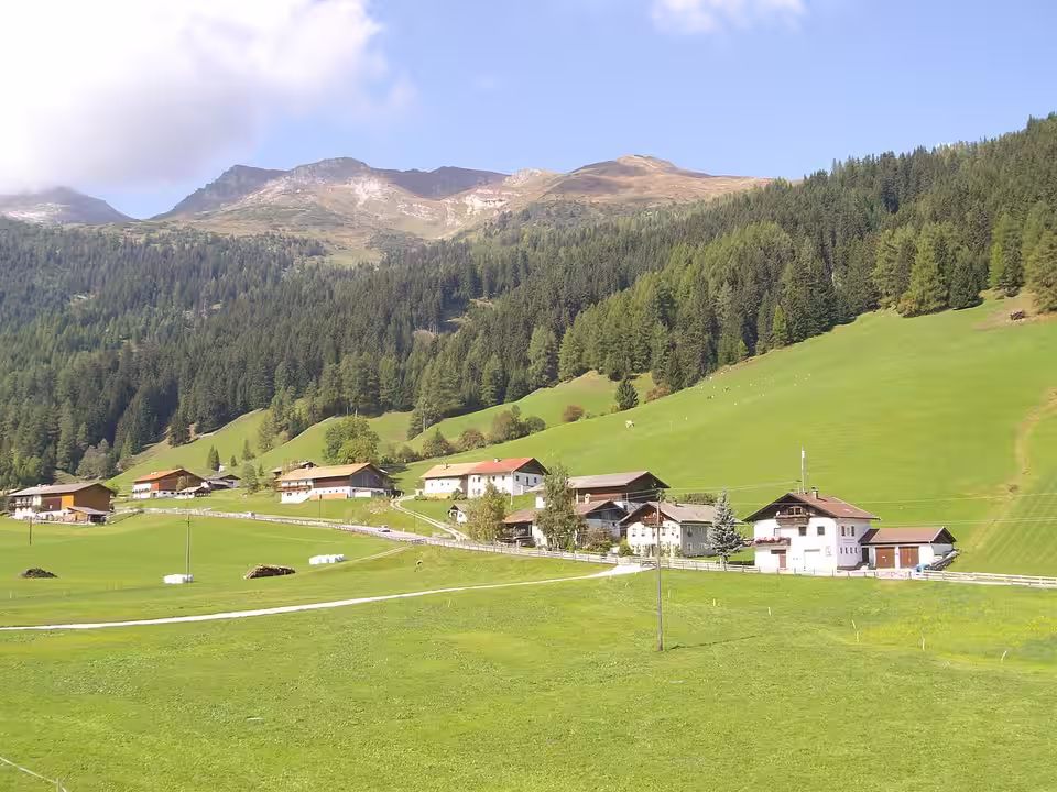 Häuser und Wiesen in Obernberg am Brenner