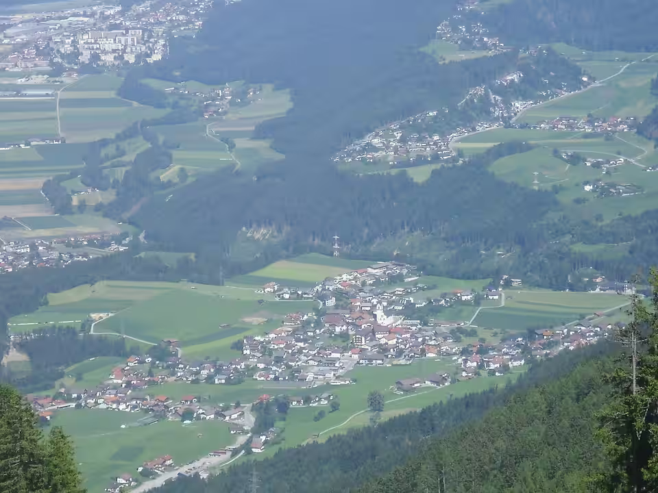 Blick auf Oberperfuss mit dem Inntal im Hintergrund