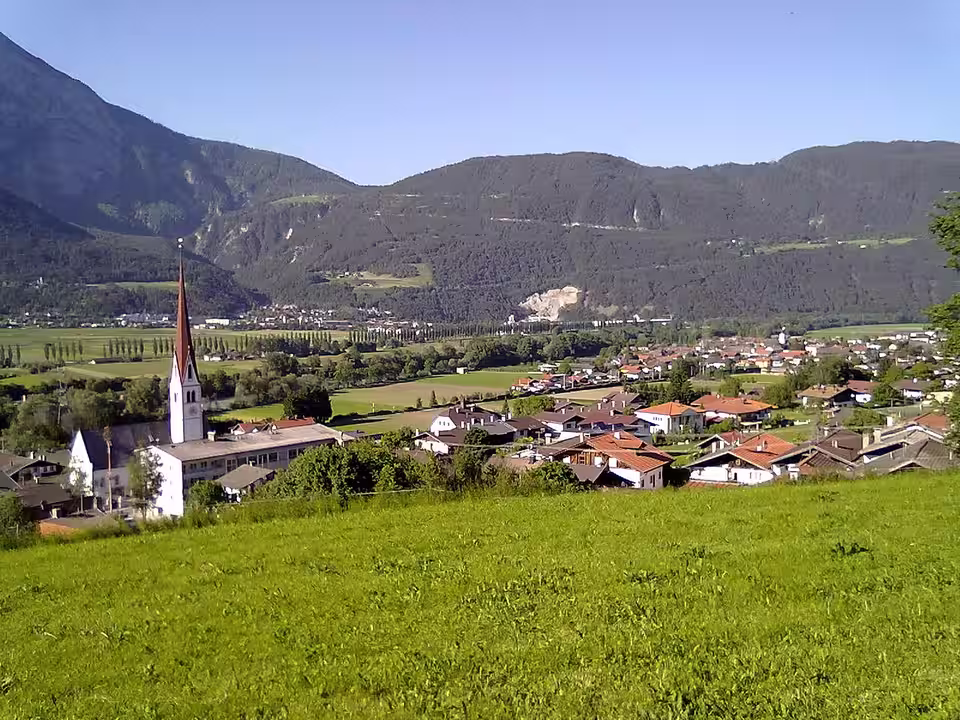 Pfaffenhofen mit Kirche vor den Bergen des Inntals