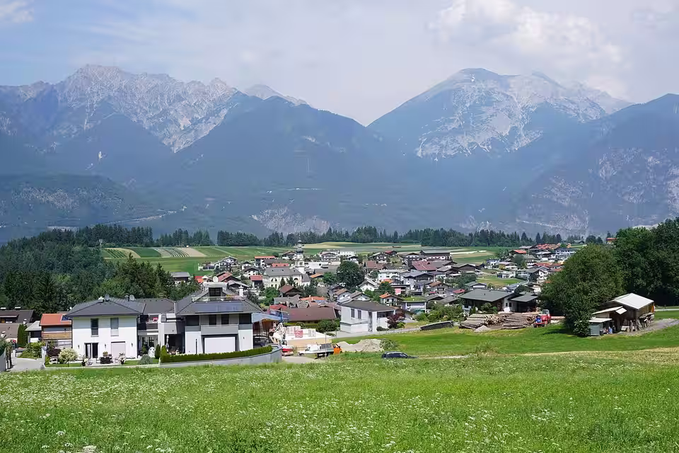 Blick über Ranggen vor der Bergkulisse