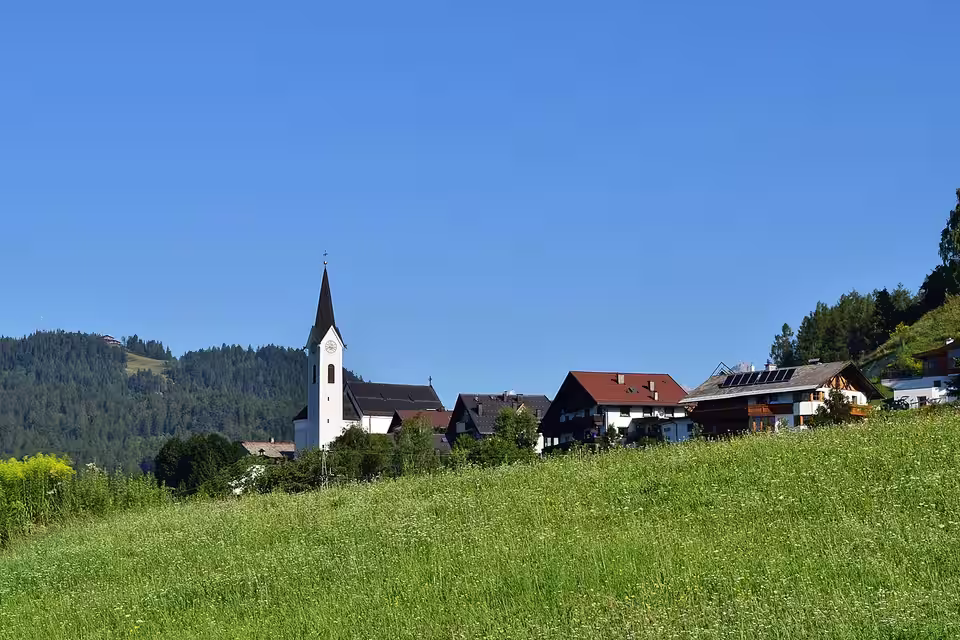 Pfarrkirche Sankt Nikolaus in Reith bei Seefeld hinter einer Wiese