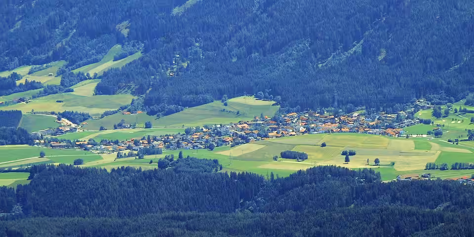 Blick auf Rinn am Waldrand
