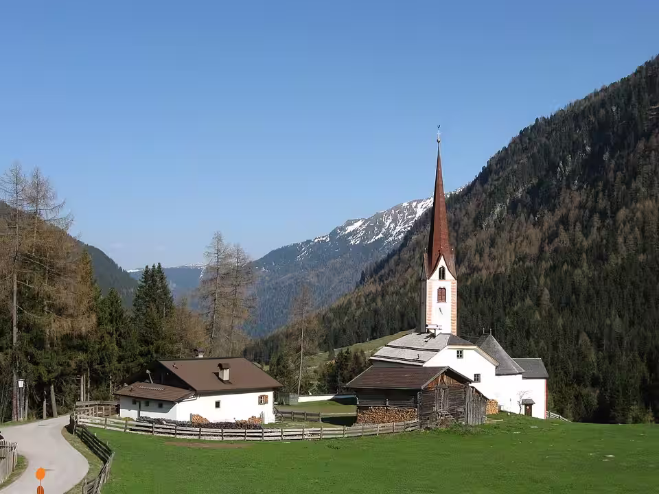 Pfarrkirche und Widum in Sankt Sigmund im Sellrain