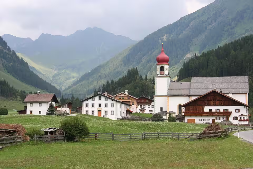 Schmirn mit Pfarrkirche Sankt Josef und Pfarrhof
