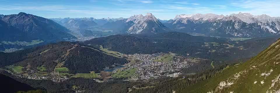 Panoramablick auf Seefeld in Tirol und die umliegenden Berge