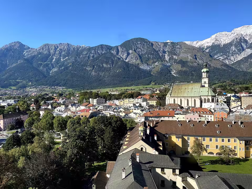Hall in Tirol mit Stadtpfarrkirche vor der Bergkulisse