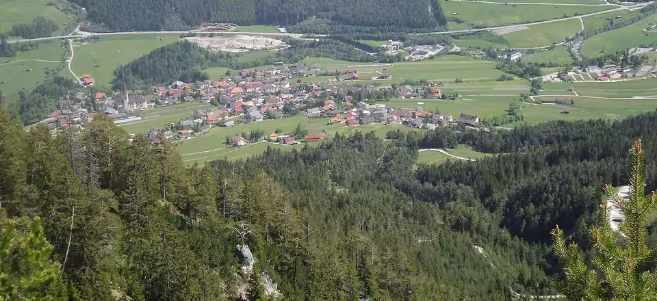 Telfes im Stubai mit Häusern und Wiesen