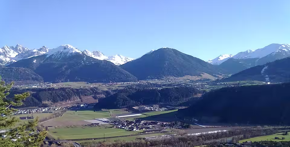 Unterperfuss im Inntal vor der Bergkulisse