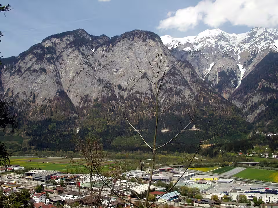 Völs im Inntal mit der Martinswand im Hintergrund