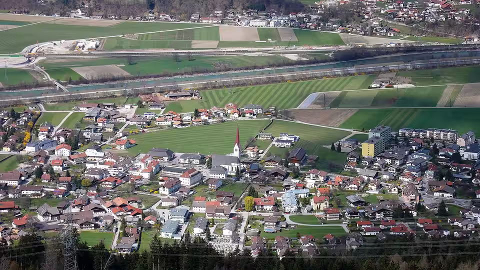 Volders mit Kirche und Häusern im Inntal
