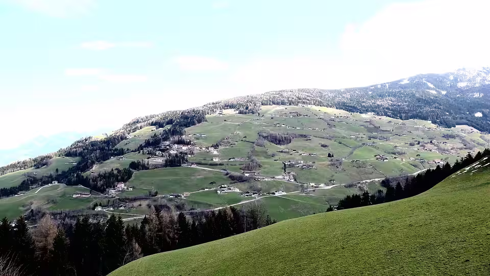 Blick auf die Häuser und Wiesen von Wattenberg