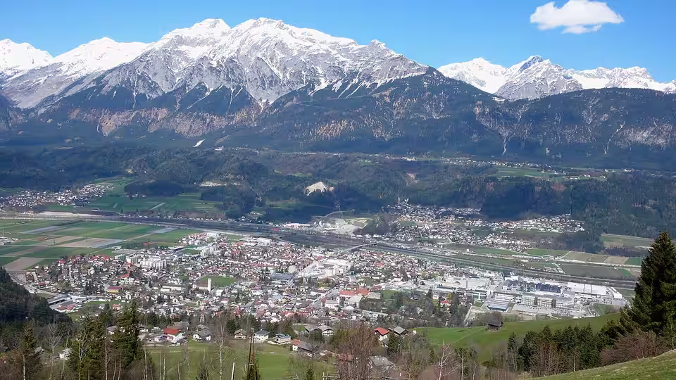 Wattens mit den Bergen des Karwendels im Hintergrund