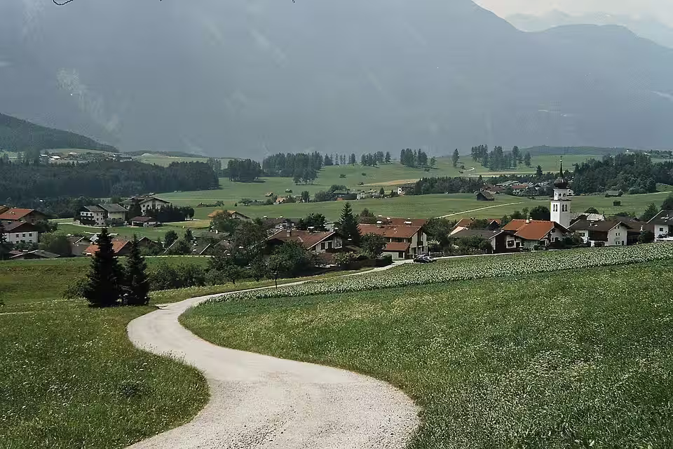 Weg durch Wiesen nach Wildermieming