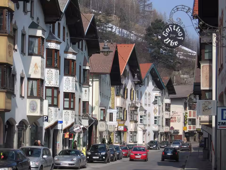 Historische Häuser an der Hauptstraße von Matrei am Brenner