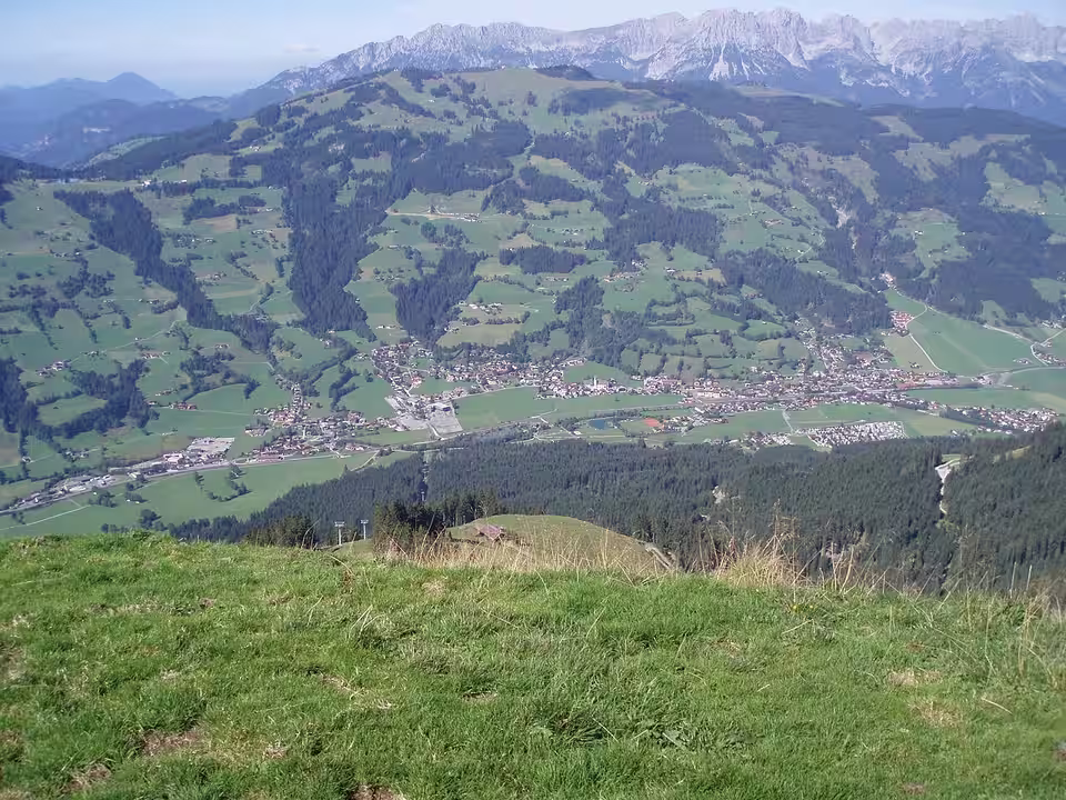 Blick auf Brixen im Thale und die umliegenden grünen Hänge