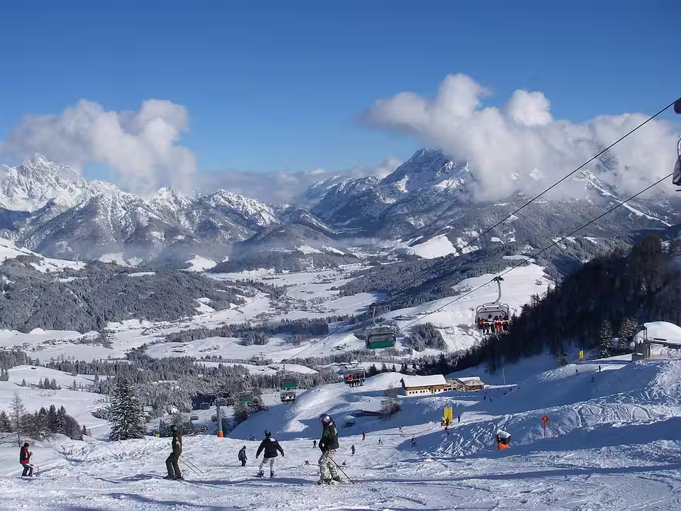 Skipiste und winterliches Tal bei Fieberbrunn