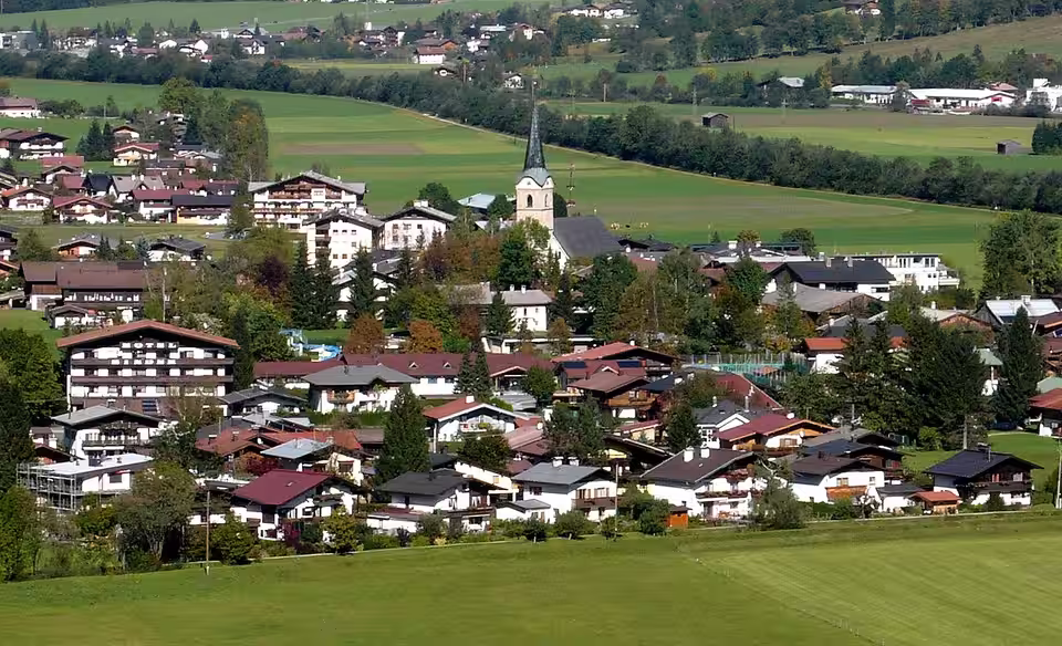 Kirchdorf in Tirol mit Kirche und umliegenden Häusern