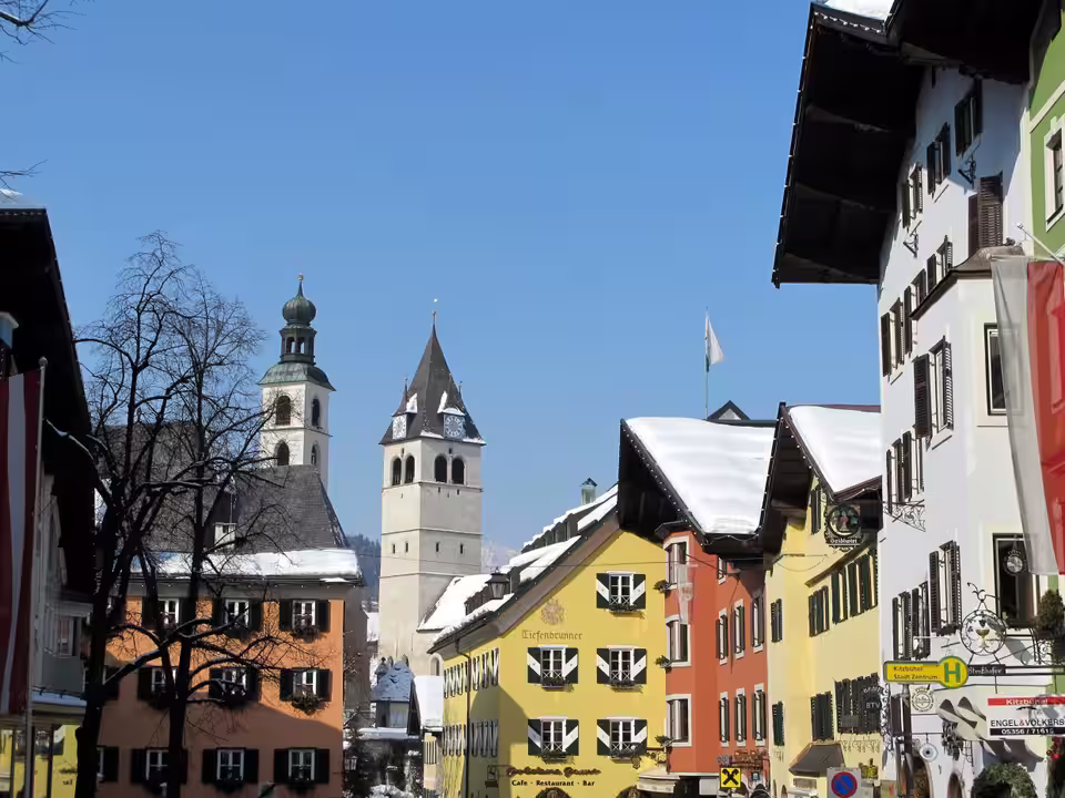 Bunte Häuser und Kirchtürme in der Vorderstadt von Kitzbühel