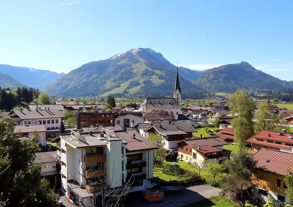 Kössen mit Kirche und dem Unterberghorn im Hintergrund