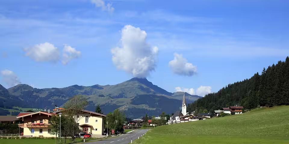 Sankt Jakob in Haus mit Kirche vor grünen Berghängen