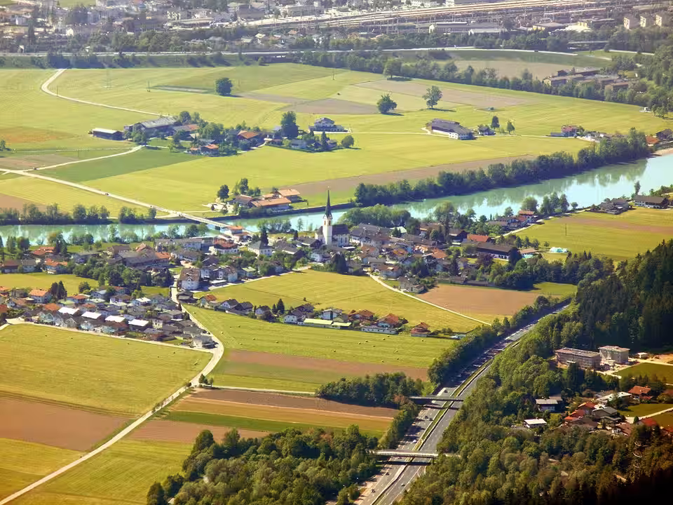 Angath am Inn mit umliegenden Feldern