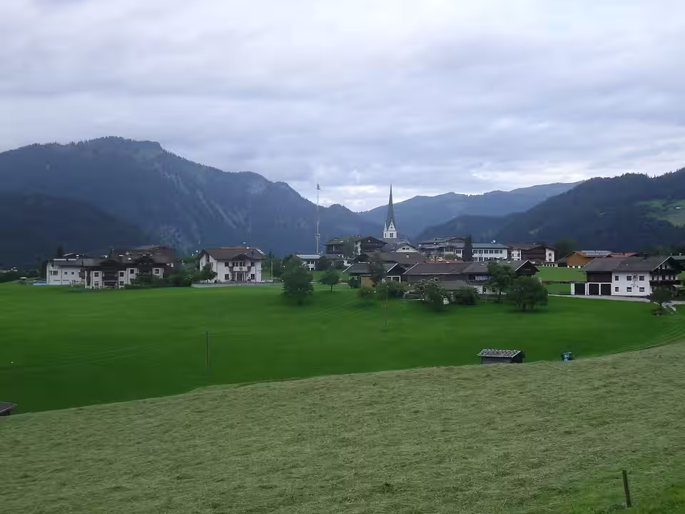 Brandenberg mit Kirche hinter grünen Wiesen
