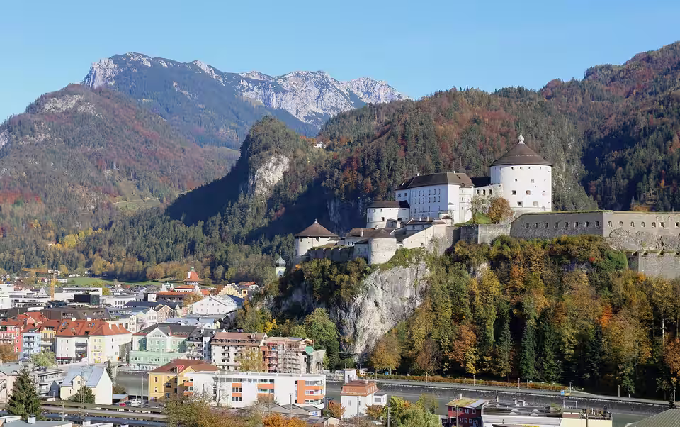 Kufstein mit Festung und Alpen, vom Zeller Berg gesehen